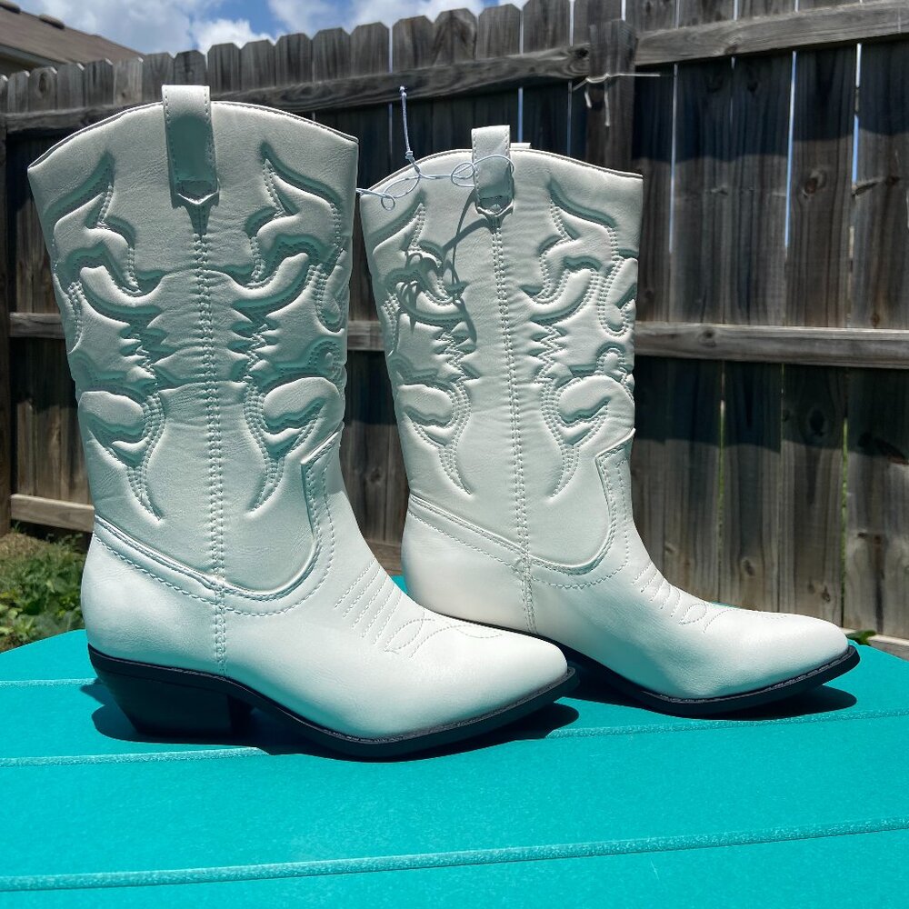 NWT women's white SODA cowboy/cowgirl boots with stitched pattern. Size 7.5 M. - Picture 2 of 7
